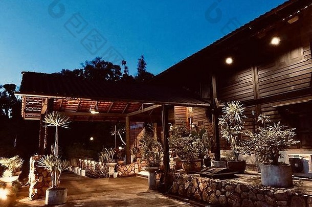 奢侈品房子假期温暖的灯棕色（的）木房子晚上2月马来西亚