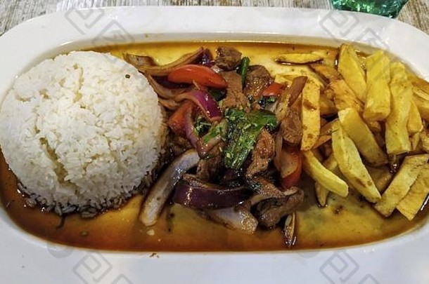 腰跳过猪肉肉土豆大米典型的秘鲁菜