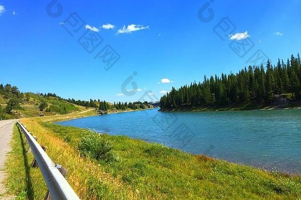 弓河高速公<strong>路</strong>阿尔伯塔省加拿大卡纳纳斯基斯做出国家海岸行河荒野蓝色的天空