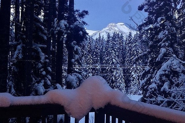 雪收集玄关栏杆坎莫尔加拿大12月