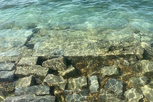 水晶清晰的海水考兹游行岛怀特岛岩石下