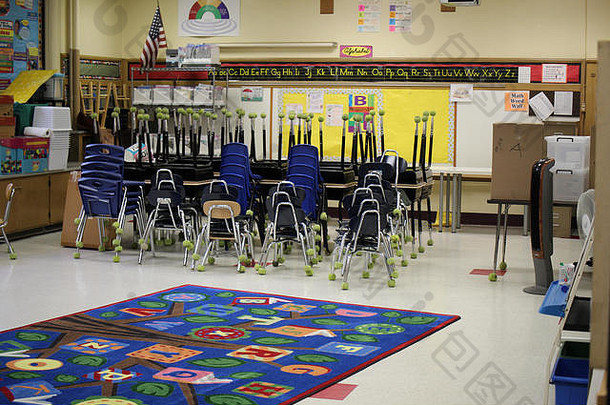 小学教室东南威斯康辛州周学校开始桌子椅子堆高夏天清洁
