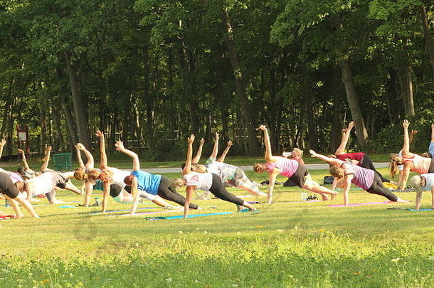 瑜伽公园吸引了人群温暖的夏天一天8月