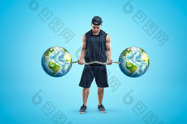 年轻的运动员黑色的帽无袖连帽衫短裤站杠铃手地球地球仪重量
