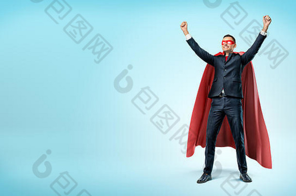 快乐商人超级英雄红色的角站胜利构成蓝色的背景