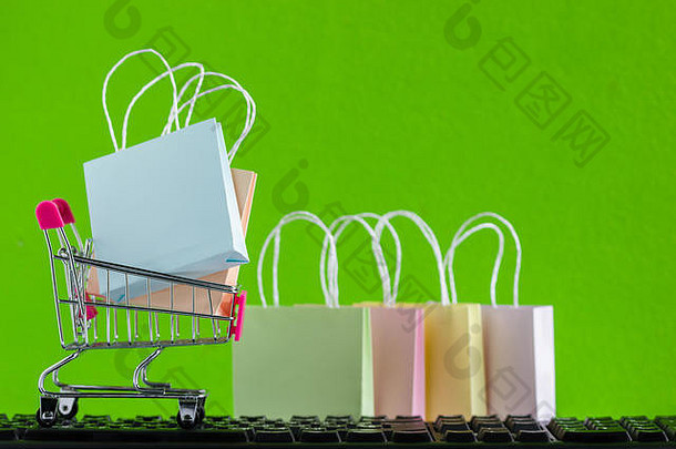 在线购物电子商务订单在线概念色彩斑斓的袋购物车黑色的键盘命令客户媒体内部