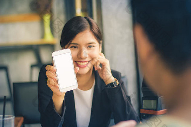 亚洲业务女人显示智能手机白色屏幕