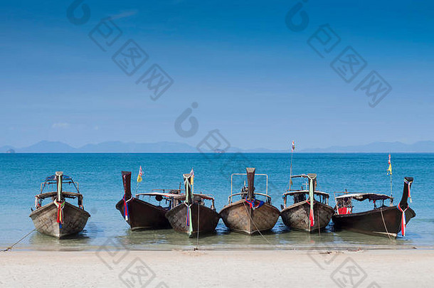 美丽的长尾巴船蓝色的安达曼海背景甲米泰国