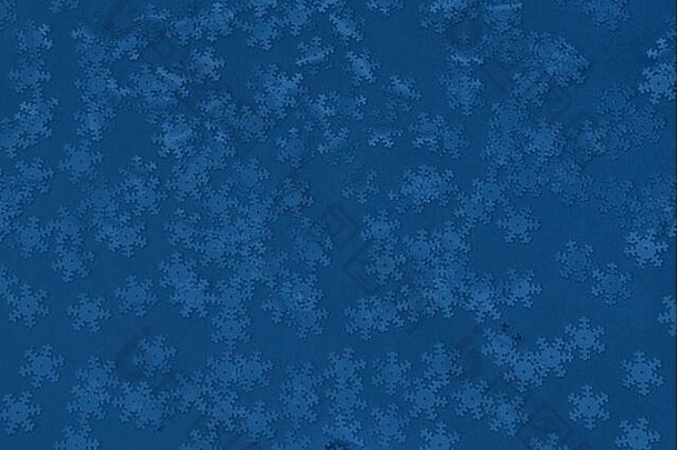 金属箔<strong>雪</strong>花五彩纸屑稀疏的时尚的蓝色的彩色的背景简单的假期概念冬天节日背景前视图平躺颜色