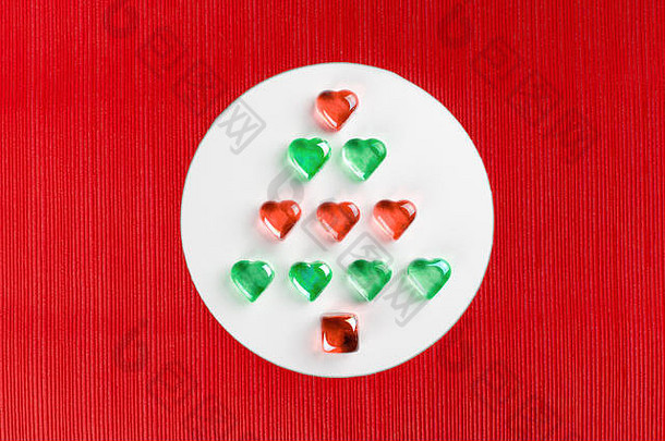 圣诞节树使红色的绿色装饰玻璃心铺设白色圆条纹变形红色的背景最小的平躺一年胡里节