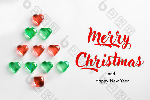圣诞节树使红色的绿色装饰玻璃心铺设白色背景文本快乐圣诞节快乐一年假期greetin
