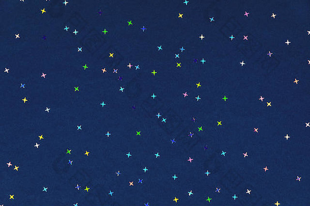 全息箔星星五彩纸屑稀疏的黑暗蓝色的背景简单的假期概念冬天节日背景前视图平躺