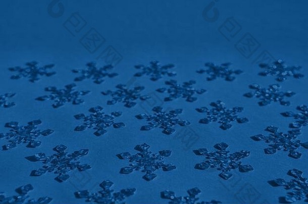 变形箔雪花五彩纸屑稀疏的时尚的蓝色的彩色的背景复制空间简单的假期概念冬天节日背景等角