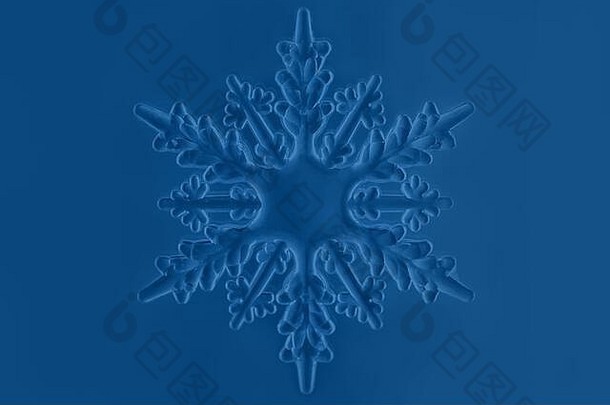 清晰的玻璃装饰雪花时尚的黑暗蓝色的背景最小的超现实主义的单色圣诞节概念平躺风格颜色趋势概念
