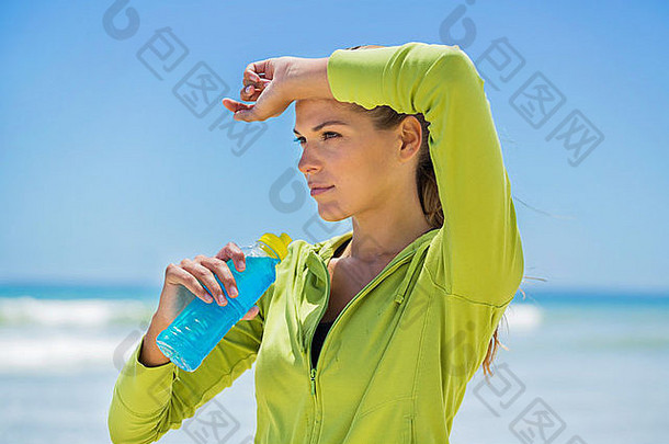 女人喝水瓶