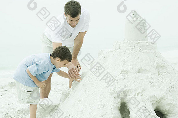 父亲儿子建筑沙子城堡海滩