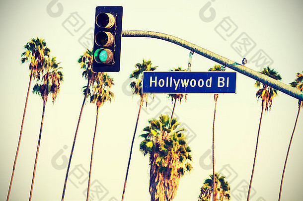 交叉加工过的好莱坞大道标志交通灯棕榈树背景这些洛杉矶美国