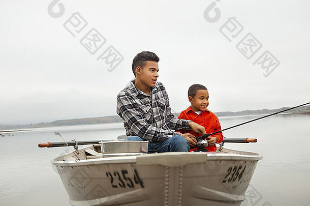 一天阿育王湖男孩坐着钓鱼船