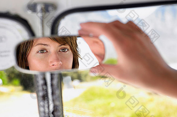 女人调整后视图镜子关闭手焦点反射镜子