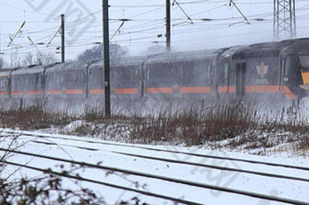 冬天雪大中央高速度柴油火车东海岸主要行铁路彼得伯勒剑桥郡英格兰