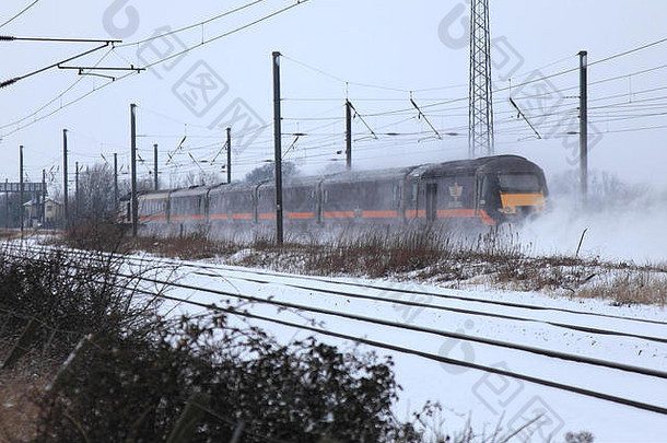冬天雪大中央高速度柴油火车东海岸主要行铁路彼得伯勒剑桥郡英格兰