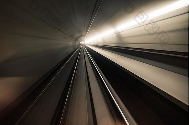 快地下火车骑隧道现代城市