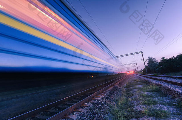 高速度乘客火车运动铁路晚上
