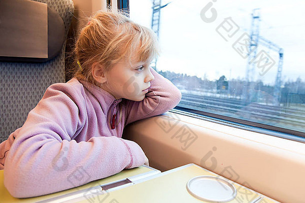 <strong>女孩</strong>乘客高速度火车窗口