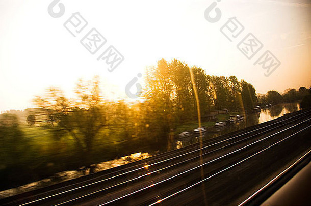 早....太阳火车窗口英格兰
