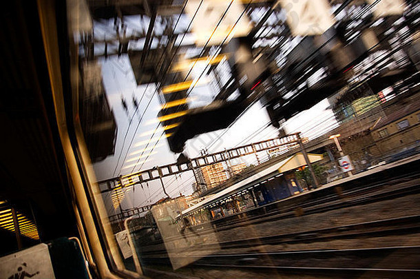 视图火车窗口早期早....帕丁顿斯旺西火车伦敦英格兰