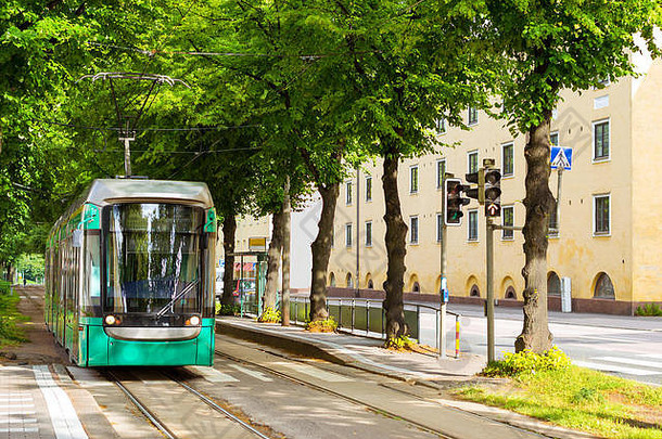 现代绿色有轨电车赫尔辛基城市公共高科技电车辆工业欧洲大都市有轨电车行运行绿色小巷有轨电车站转车