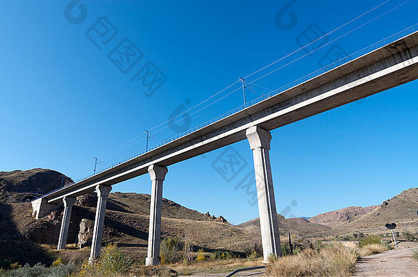 视图巨大的混凝土高架桥高速火车西班牙