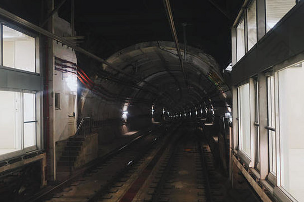 视图地铁隧道后窗口移动火车快地下火车离开现代地铁站
