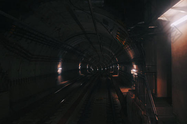 视图地铁隧道反向移动落后的火车快地下火车骑隧道现代城市地下火车巴克