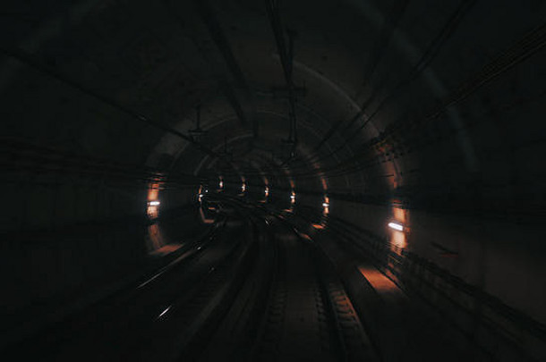 视图地铁隧道反向移动落后的火车快地下火车骑隧道现代城市地下火车巴克