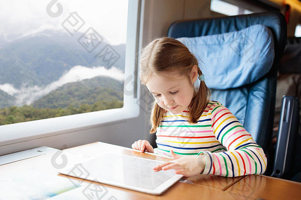 孩子旅行火车孩子高速度表达火车家庭假期欧洲旅行铁路孩子们铁路车孩子们