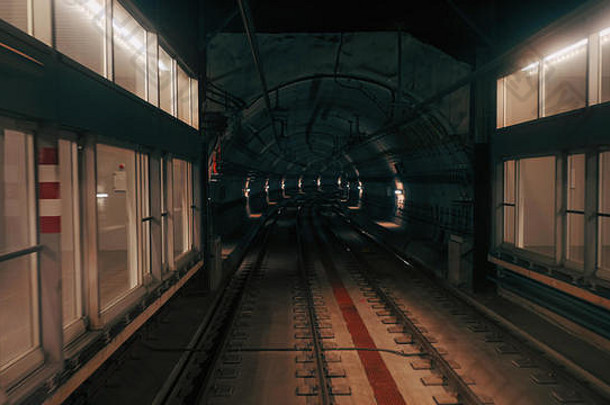 视图地铁隧道后窗口移动火车快地下火车离开现代地铁站