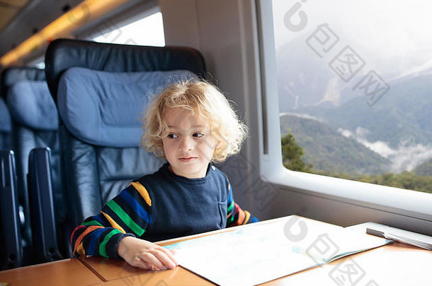 孩子旅行火车孩子高速度表达火车家庭假期欧洲旅行铁路孩子们铁路车孩子们