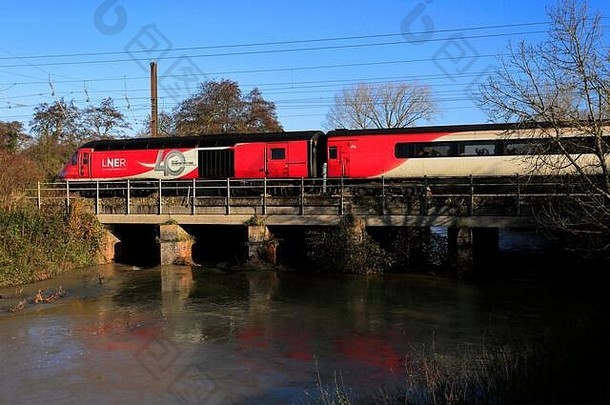 LNER火车淹没了河东海岸主要行铁路格兰瑟姆林肯郡英格兰