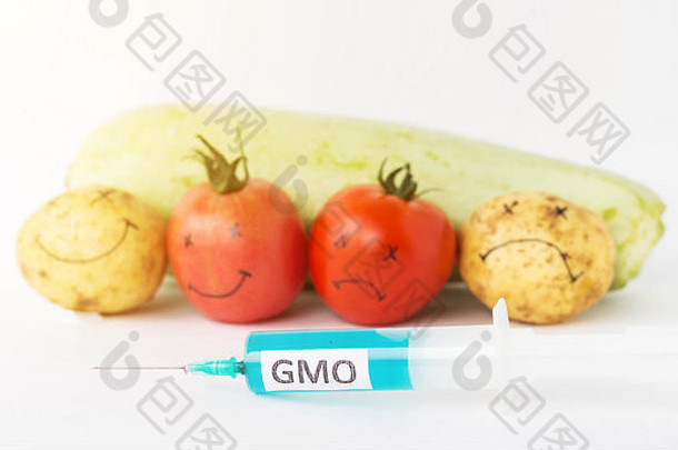 蔬菜白色背景西葫芦西红柿土豆注射器写转基因生物特写镜头基因修改生物
