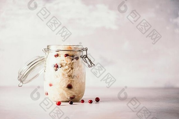 发酵卷心菜蔓越莓玻璃Jar灰色背景益生菌食物概念保存素食者饮食自制的发酵横幅复制空间
