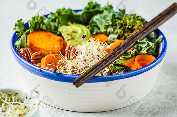 健康的素食主义者午餐白色碗佛碗鳄梨甜蜜的土豆豆芽蔬菜