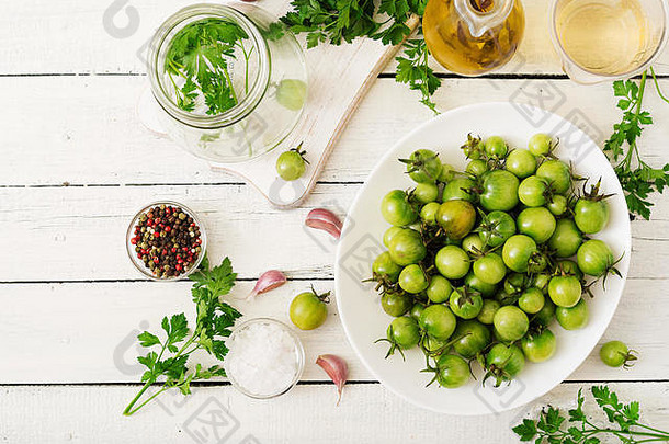 绿色西红柿白色碗准备酸洗平躺前视图