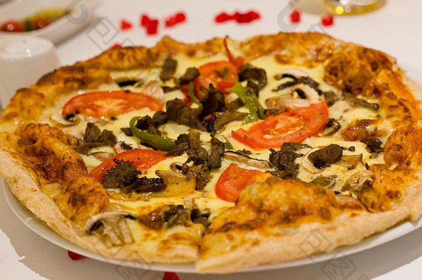 披萨肉新鲜的蔬菜白色板