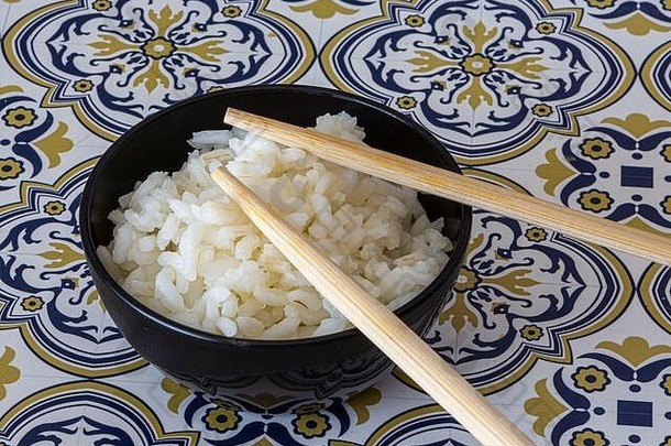 大米碗中国人筷子光背景