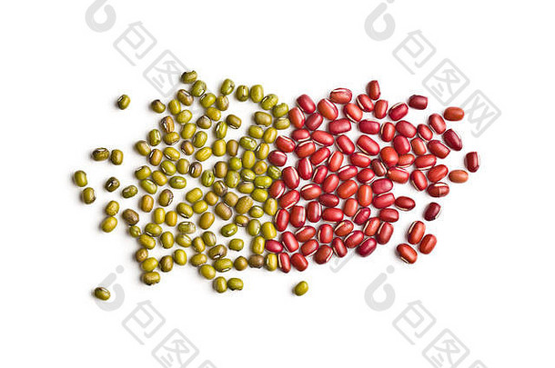 红色的富含蛋白质豆子绿色獴豆子孤立的白色背景