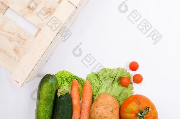 蔬菜木盒子位于底图像西红柿胡萝卜西葫芦生菜白色背景