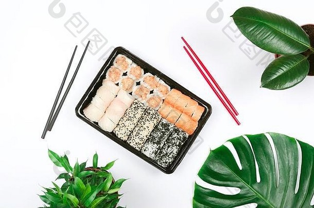 日本食物餐饮寿司筷子白色背景热带叶子前视图