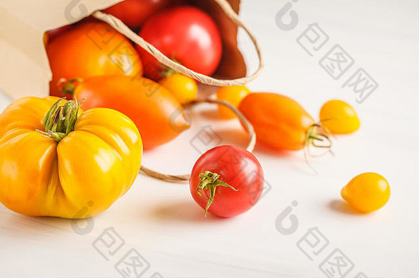 类型西红柿纸袋白色背景清洁吃概念