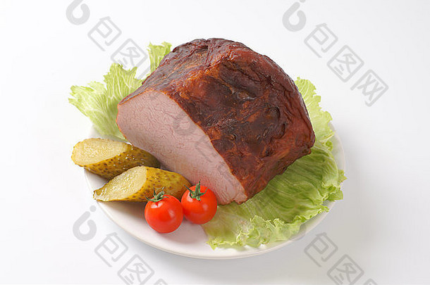 块烤猪<strong>肉</strong>蔬菜装饰白色板